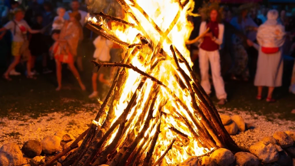 Hoguera en la playa durante la Noche de San Juan