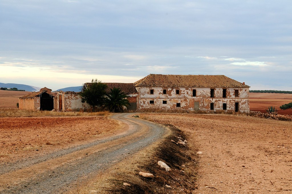 Cortijo abandonado en paisaje árido.